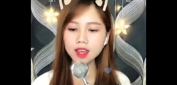  Em gái xinh xắn livestream trên Uplive